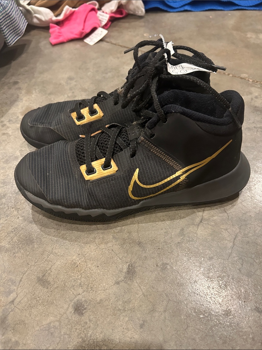 Nike Men’s Black and Gold Mid-Top Athletic Shoes